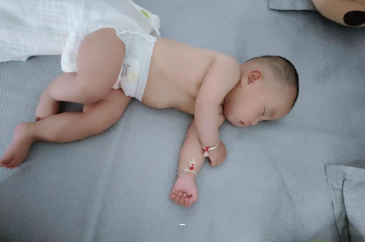 沂源宝宝多久会抬头